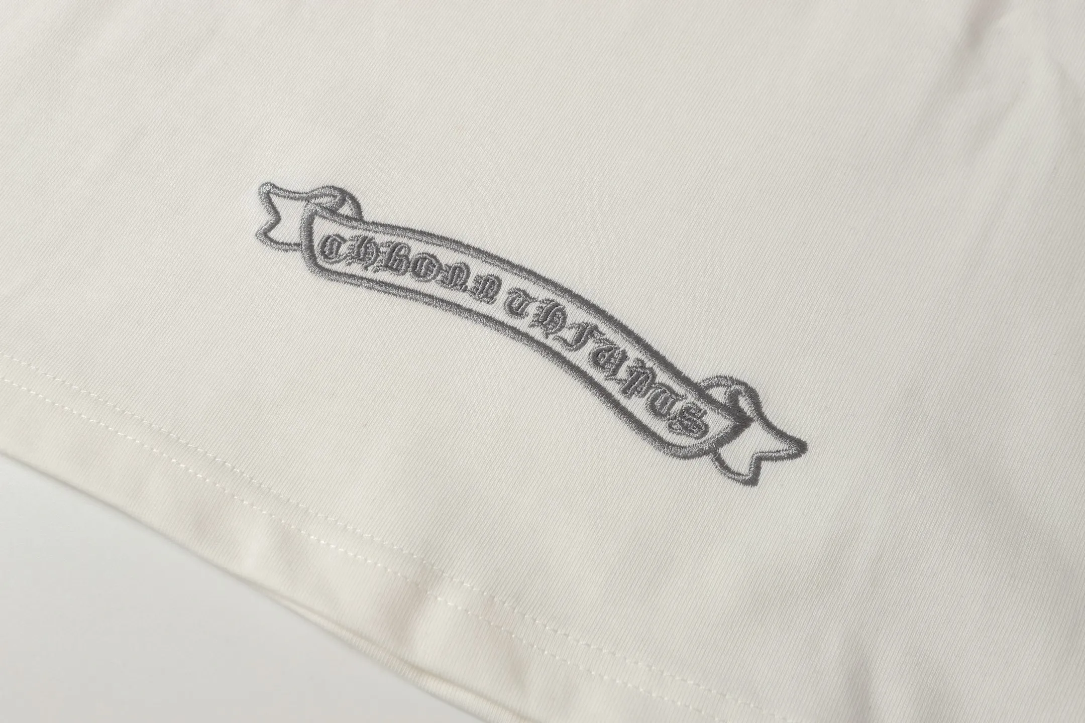 P170 Chrome Hearts CH Chrome Hearts Sanskrit horseshoe embroidered short-sleeved T-shirt. Printed by direct injection imported machine. Hardware accessories are all milled and customized. Correct configuration. Black 2025 Chrome Hearts authentic packaging. 280 grams of custom-dyed double yarn cotton. Large version. Loose and stylish. Different from lower versions, slim and long version with upper body and hip stretch. 100% commitment: top quality. Not fast food. The highest version on the market. Top quality - different from ordinary versions on the market. If you care about quality, you should also respect the price. Absolutely 0 after-sales service and 0 return rate so far. It’s hard not to love the style - 280g double yarn cotton custom dyed fabric - Correct high-density main mark, washed tag, hand-sewn